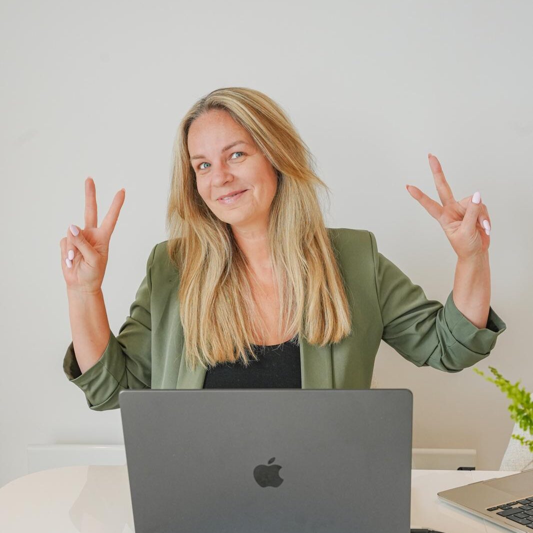 Anna-double-peace-sign